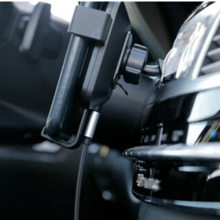 Soporte de móvil para coche con carga inalámbrica y fijación a rejilla de ventilación