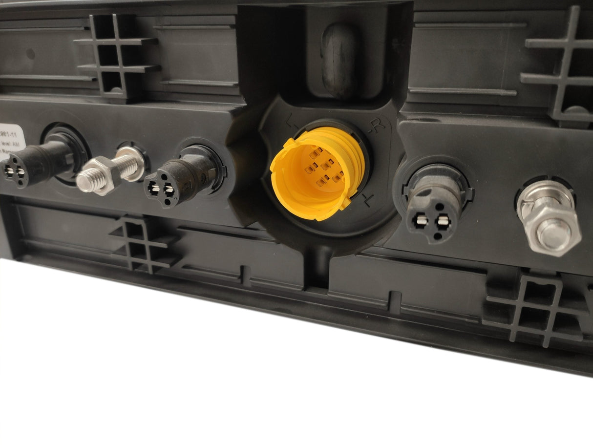 LED-Rückleuchte mit 7 Kammern und Dreieck-Reflektor für Krone Anhänger – links oder rechts