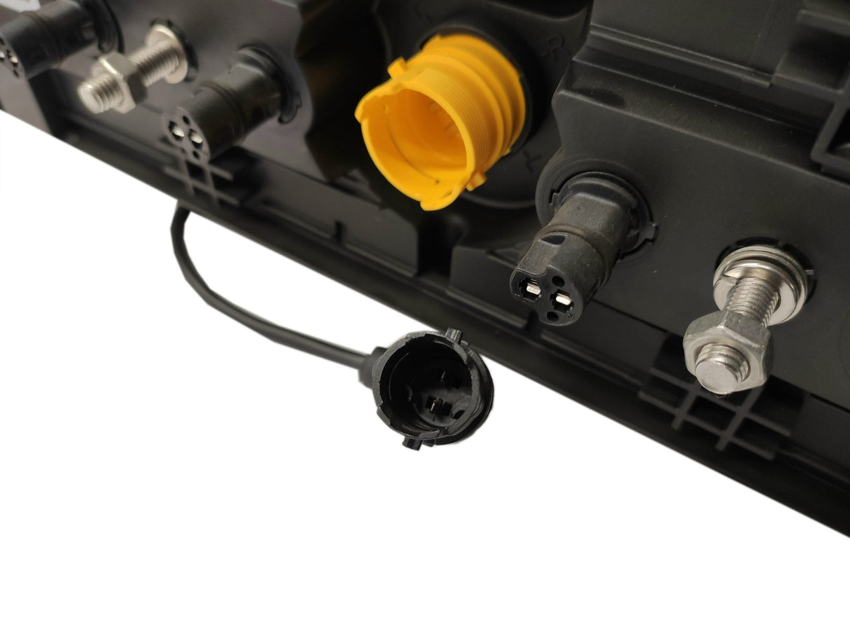 LED-Rückleuchte mit 7 Kammern und Dreieck-Reflektor für Krone Anhänger – links oder rechts