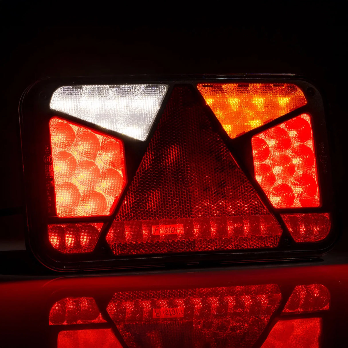 Feu arrière LED 6 fonctions avec prisme triangulaire et connecteur Canbus 12V