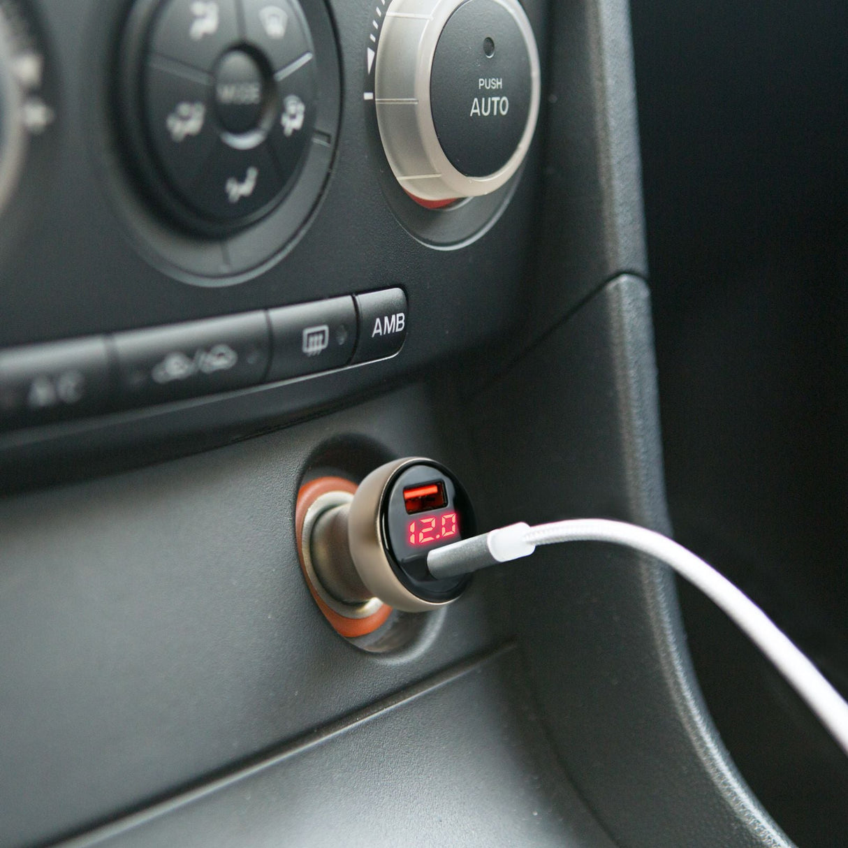 Caricabatterie da Auto USB-A e Type-C con Display di Tensione